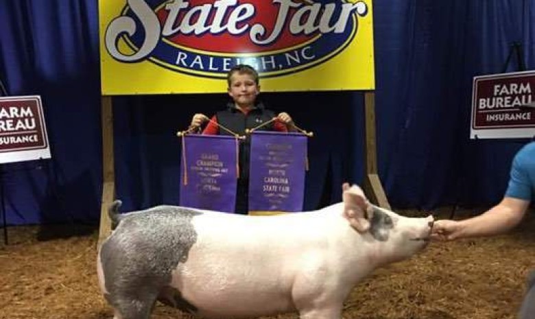 Gage Harris with the Supreme Champion Gilt at the 2017 NC State Fair